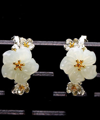 Elegantes pendientes de aro con flores de jade incrustadas en plata de ley blanca