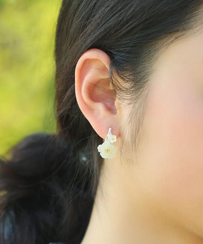 Elegantes pendientes de aro con flores de jade incrustadas en plata de ley blanca