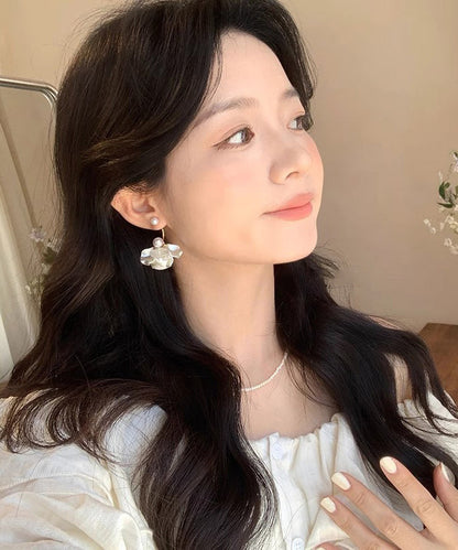 Elegantes pendientes colgantes florales de perla dorada en plata de ley blanca