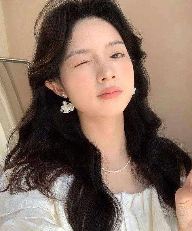 Elegantes pendientes colgantes florales de perla dorada en plata de ley blanca