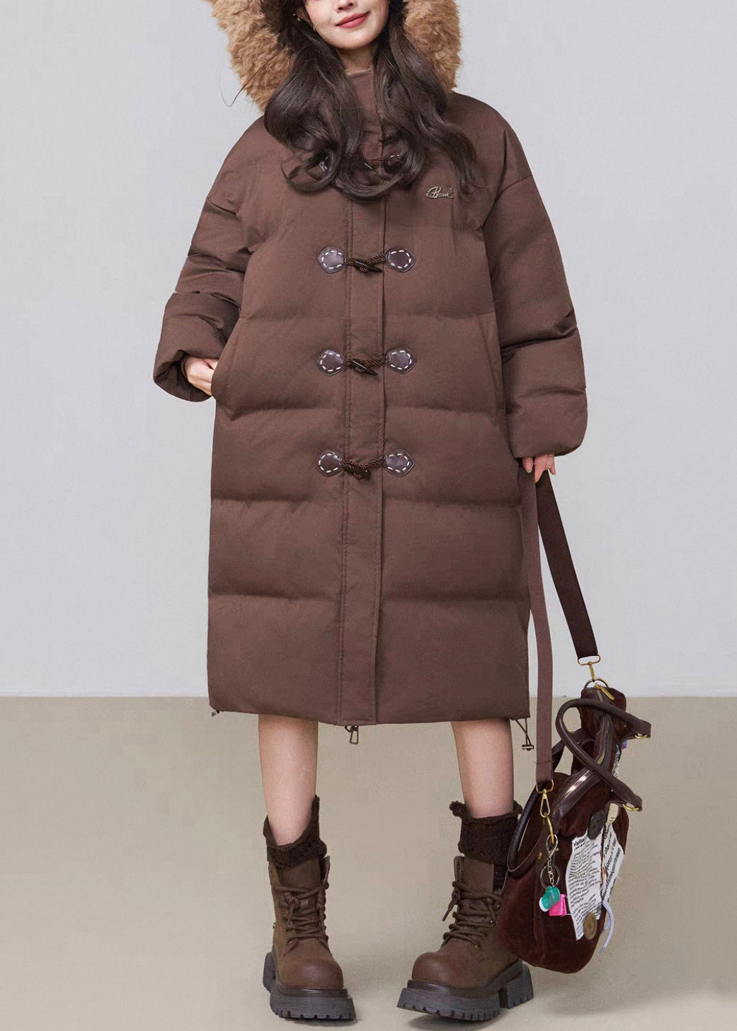 Parka larga de invierno con capucha y relleno de algodón de patchwork esponjoso con botones de café