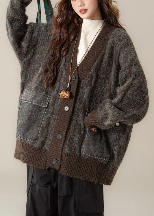 Oversize-Strickmantel mit V-Ausschnitt, Patchwork-Design, Knopftaschen und kaffeebraunem Muster