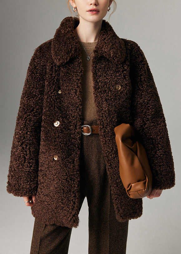 Abrigo de piel sintética de peluche con bolsillos dobles en el pecho color café y cuello Peter Pan