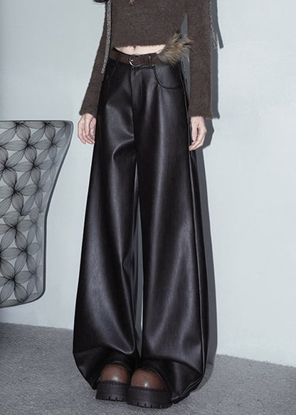 Kaffeefarbene Hosen mit Taschen aus Kunstleder, hoher Bund