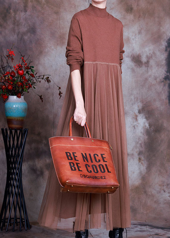 Schokoladenbraunes Strickkleid mit Stehkragen und asymmetrischem Frühling