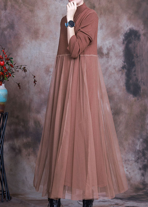 Schokoladenbraunes Strickkleid mit Stehkragen und asymmetrischem Frühling