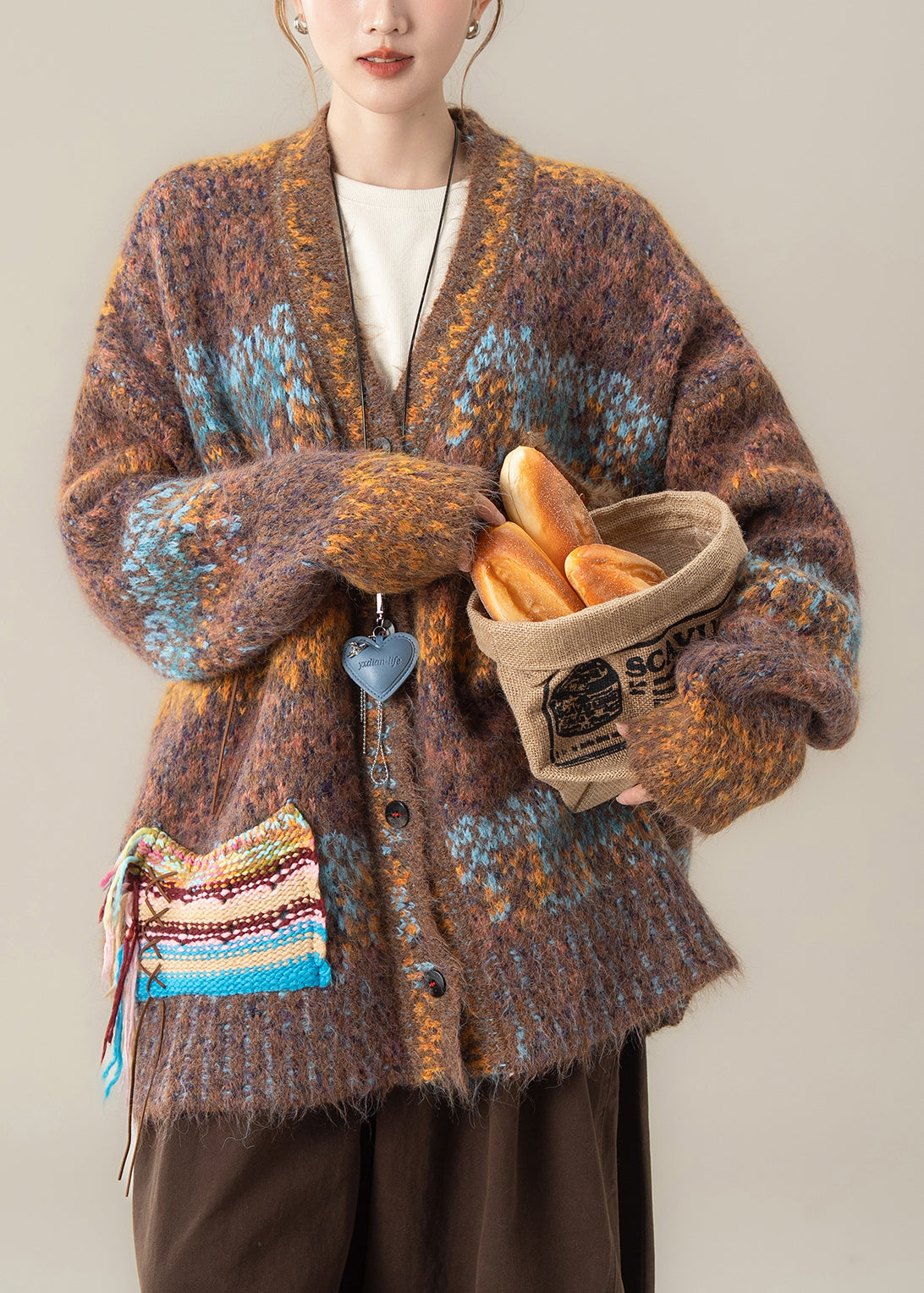 Kaffeefarbener, gestreifter, kuscheliger Patchwork-Strickmantel mit Knopfleiste und V-Ausschnitt