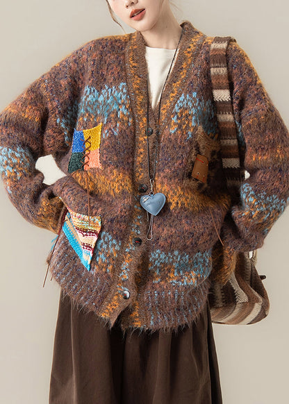 Kaffeefarbener, gestreifter, kuscheliger Patchwork-Strickmantel mit Knopfleiste und V-Ausschnitt