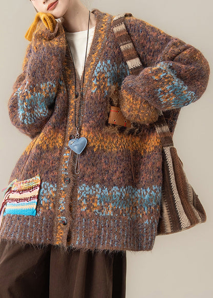 Kaffeefarbener, gestreifter, kuscheliger Patchwork-Strickmantel mit Knopfleiste und V-Ausschnitt