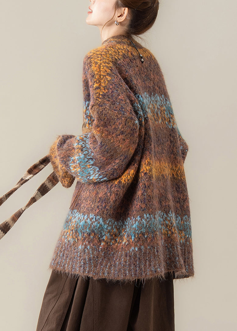 Kaffeefarbener, gestreifter, kuscheliger Patchwork-Strickmantel mit Knopfleiste und V-Ausschnitt