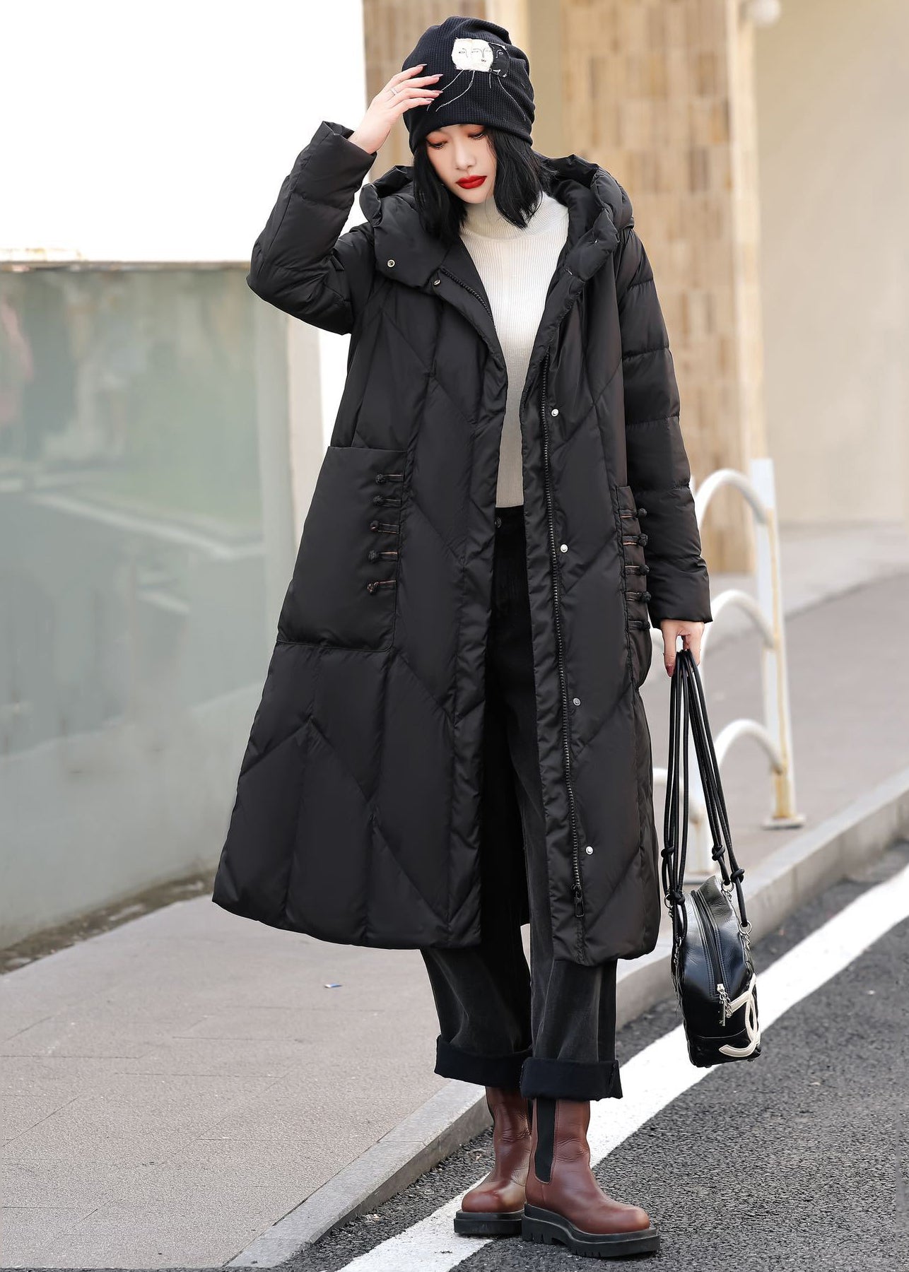 Kaffeebrauner, langer Daunenmantel mit Kapuze und Reißverschlusstaschen