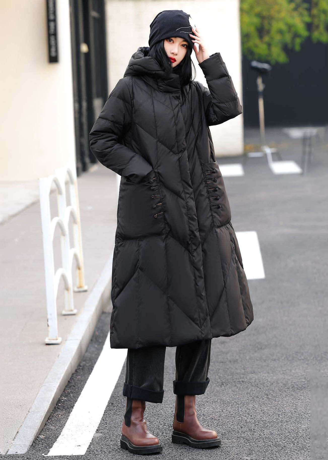 Kaffeebrauner, langer Daunenmantel mit Kapuze und Reißverschlusstaschen