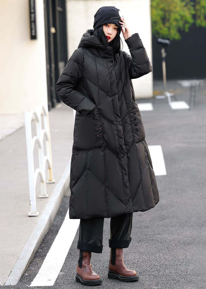 Kaffeebrauner, langer Daunenmantel mit Kapuze und Reißverschlusstaschen