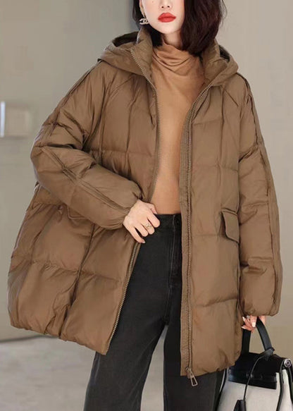 Parka con capucha y parches de color café con bolsillos con cremallera para invierno