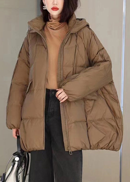 Parka con capucha y parches de color café con bolsillos con cremallera para invierno