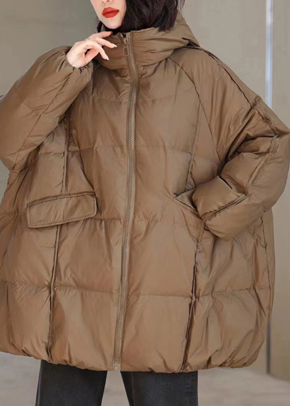 Parka con capucha y parches de color café con bolsillos con cremallera para invierno