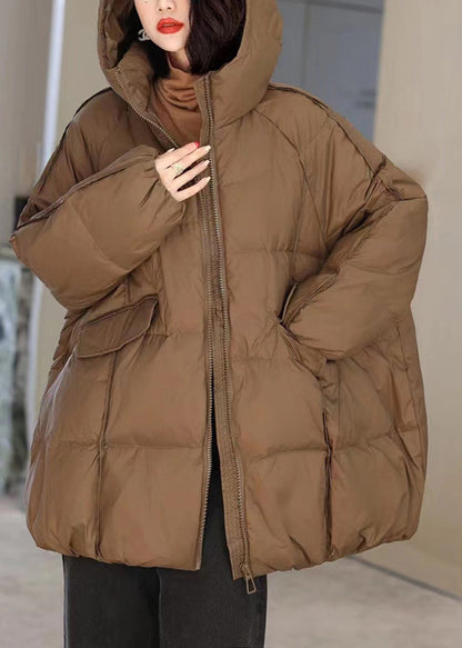 Parka con capucha y parches de color café con bolsillos con cremallera para invierno