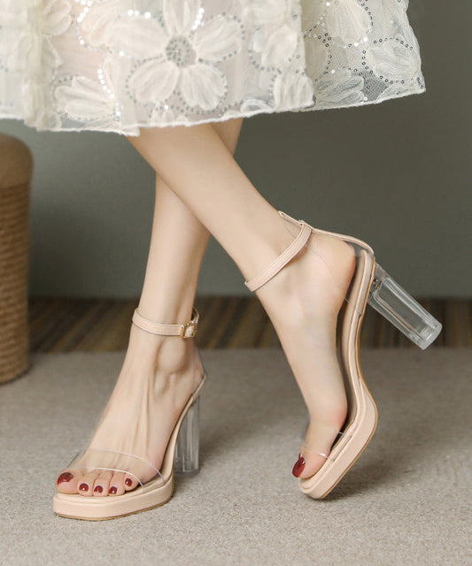 Bequeme Sandalen mit klobigem Absatz und Spleißen in Beige mit Peep Toe