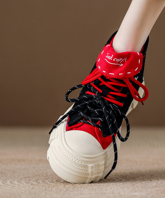 Bequeme Plateau-Flachschuhe aus schwarzem und rotem Canvas mit Schnürung