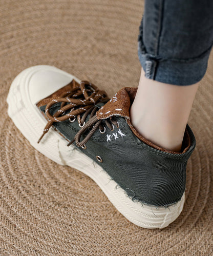 Bequeme Plateau-Flachschuhe aus schwarzem und rotem Canvas mit Schnürung