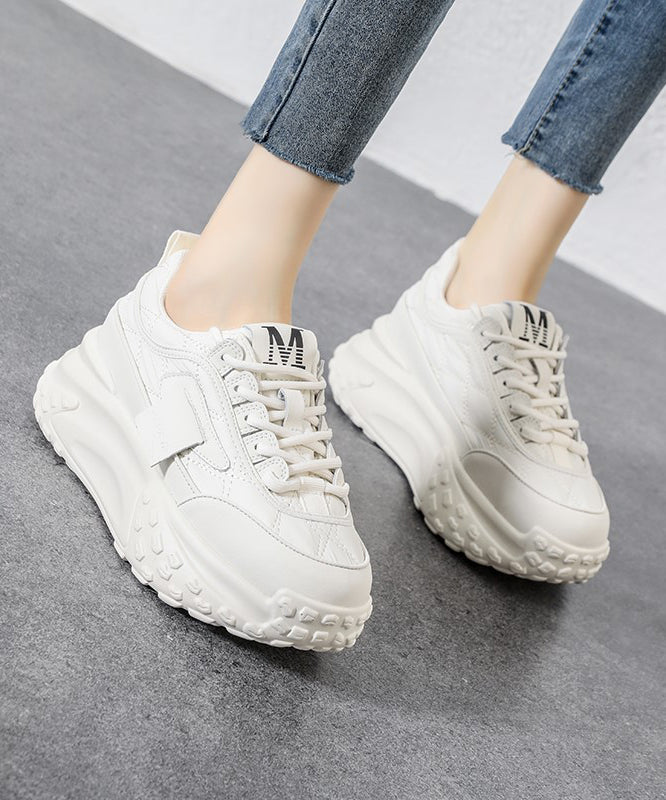 Bequeme Sportschuhe aus grünem Kunstleder mit Plateauabsatz