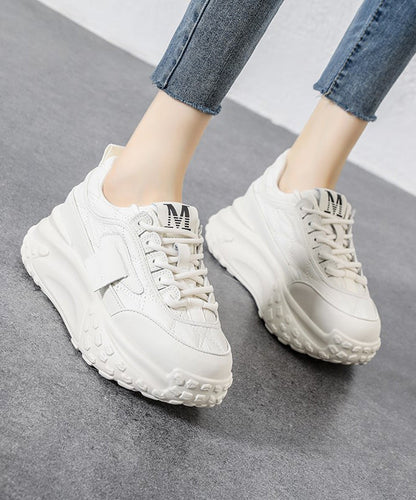 Bequeme Sportschuhe aus grünem Kunstleder mit Plateauabsatz