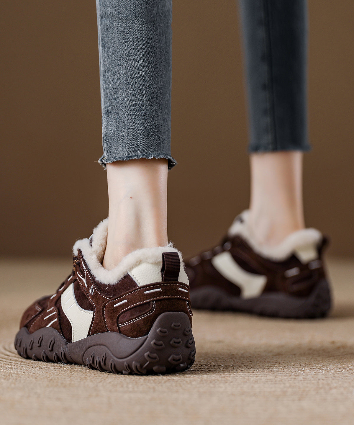 Zapatos planos de plataforma con cordones y empeine de ante rojo, cómodos y cálidos.