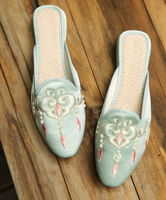 Bequeme hellgrüne Sandalen aus Baumwollstoff mit Perlenstickerei