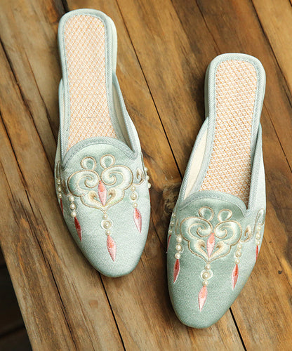 Bequeme hellgrüne Sandalen aus Baumwollstoff mit Perlenstickerei