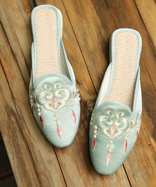 Bequeme hellgrüne Sandalen aus Baumwollstoff mit Perlenstickerei