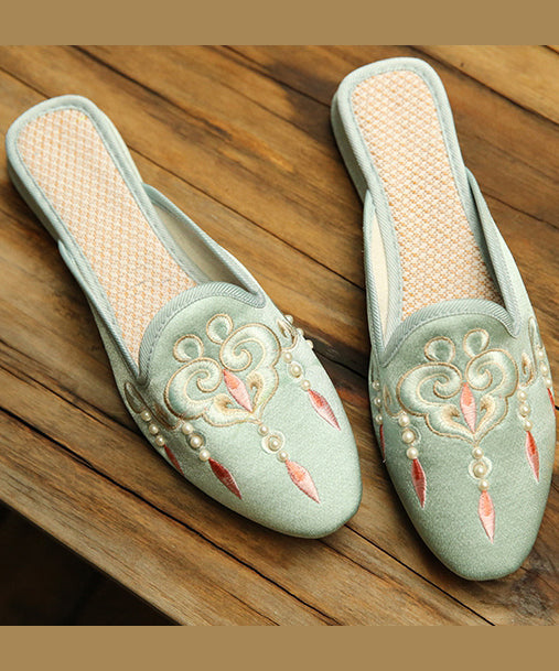 Bequeme hellgrüne Sandalen aus Baumwollstoff mit Perlenstickerei