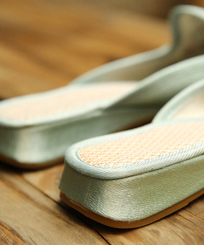 Bequeme hellgrüne Sandalen aus Baumwollstoff mit Perlenstickerei