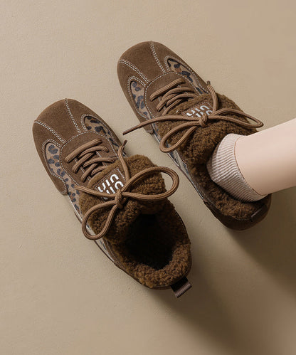 Cómodos zapatos planos con plataforma y cordones de ante de leopardo