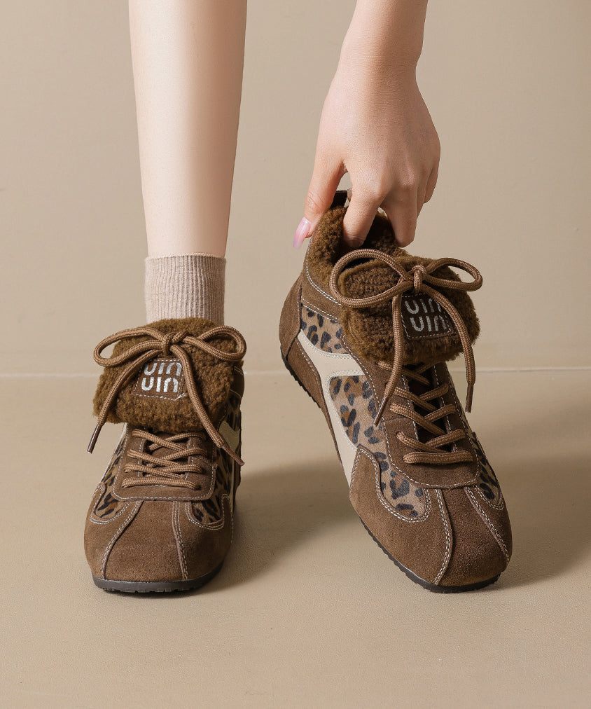 Cómodos zapatos planos con plataforma y cordones de ante de leopardo