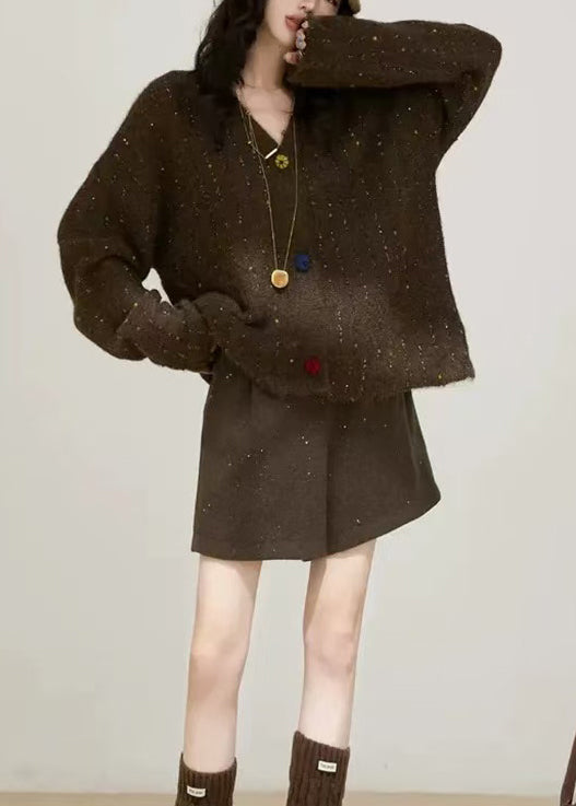 Gemütlicher grauer Oversize-Strickpullover mit bunten Knöpfen für den Winter