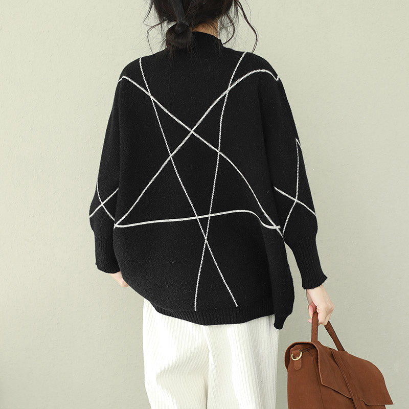 Gemütliche schwarze Strickoberbekleidung. Locker sitzende Strickoberteile mit O-Ausschnitt