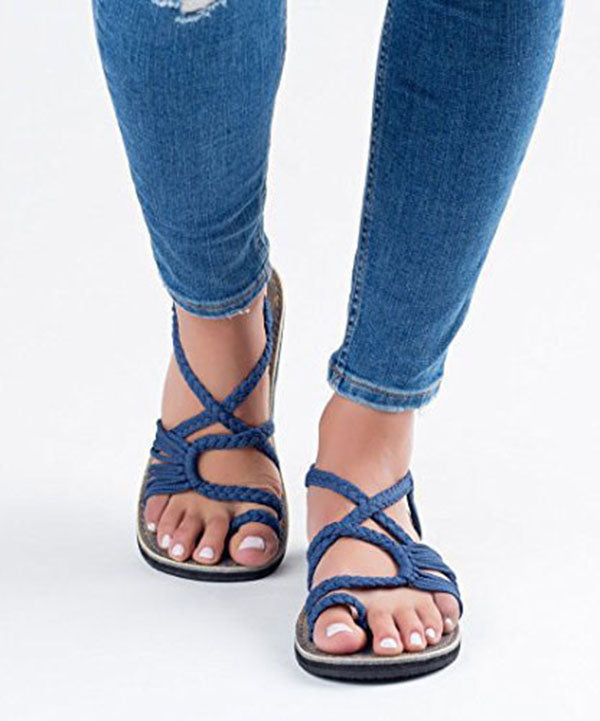Schwarze flache Sandalen mit gekreuzten Riemen und ausgehöhlten Wandersandalen aus Strickstoff