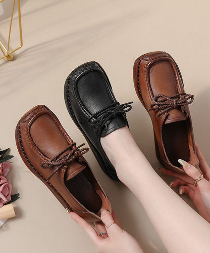 Braune Schuhe mit überkreuzten Riemen und hohem Keilabsatz