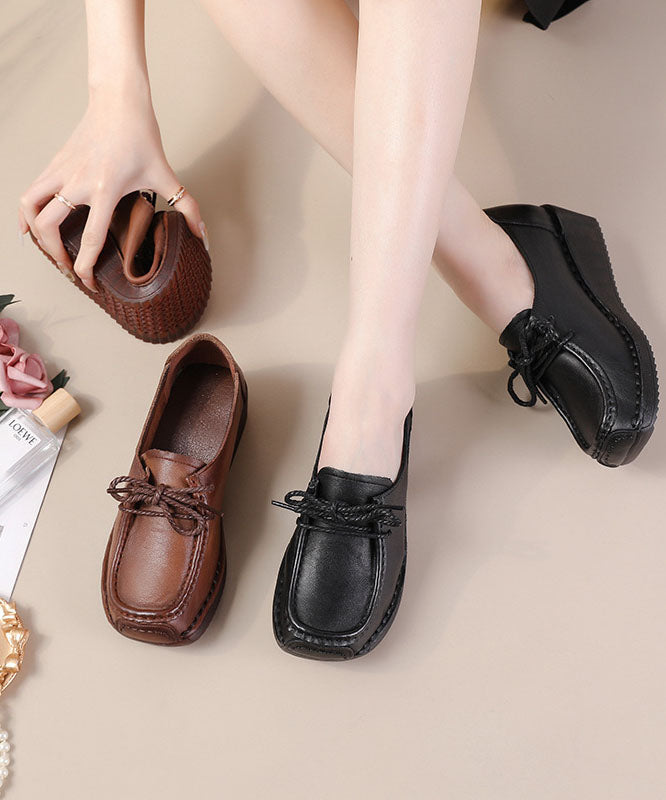 Braune Schuhe mit überkreuzten Riemen und hohem Keilabsatz