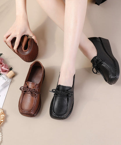 Braune Schuhe mit überkreuzten Riemen und hohem Keilabsatz