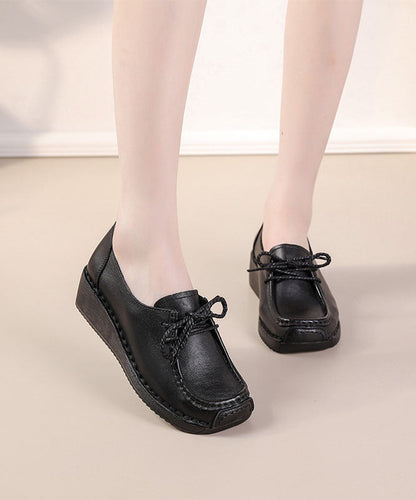 Braune Schuhe mit überkreuzten Riemen und hohem Keilabsatz