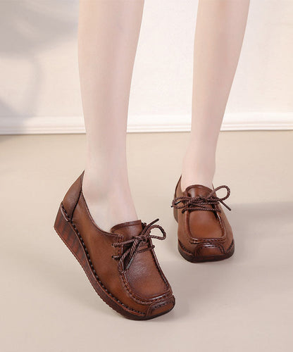 Braune Schuhe mit überkreuzten Riemen und hohem Keilabsatz