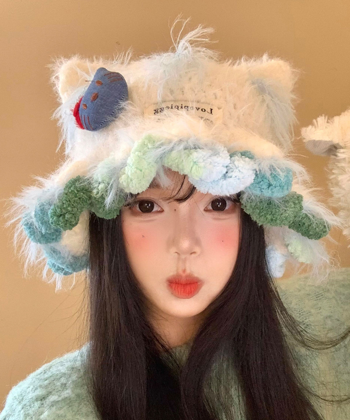 Lindo gorro de punto cálido con orejas de gato beige para invierno