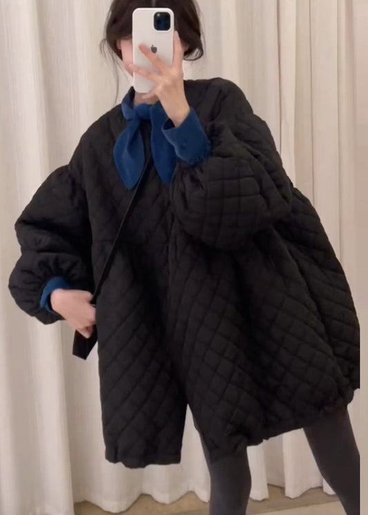 Niedliches schwarzes Oversize-Kleid mit Karomuster und feiner Baumwollfüllung sowie Laternenärmeln