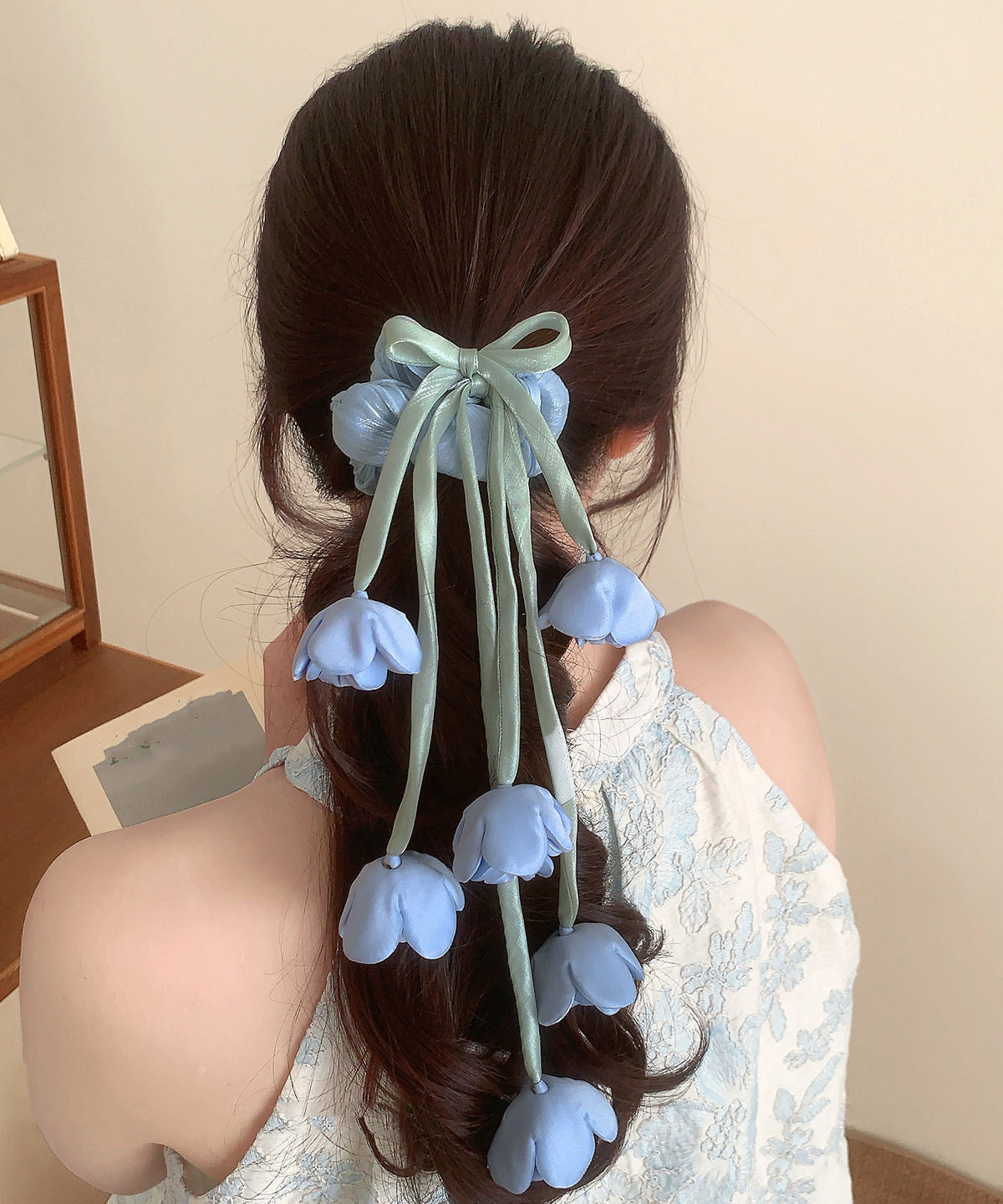 Bonita banda para el cabello con lazo de tulipán de tela azul