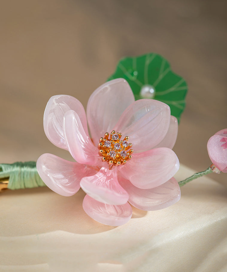 Niedliche rosa Haarnadel mit Lotusquaste aus Legierung, Chiffon, farbiger Glasur, Perle und Legierung.