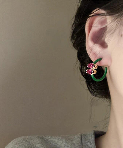 Niedliche rosafarbene Ohrringe aus einer Legierung mit Zirkonia-Kristallen in C-Form