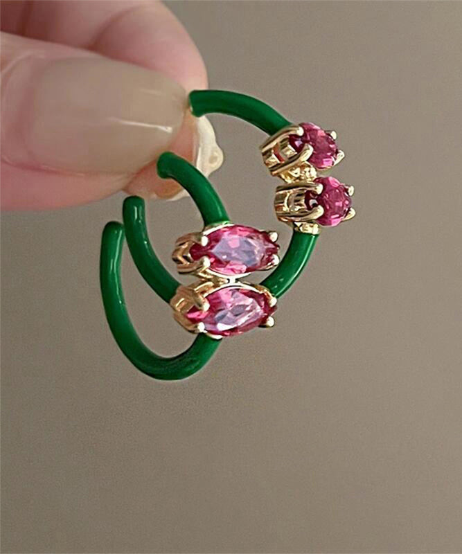 Niedliche rosafarbene Ohrringe aus einer Legierung mit Zirkonia-Kristallen in C-Form