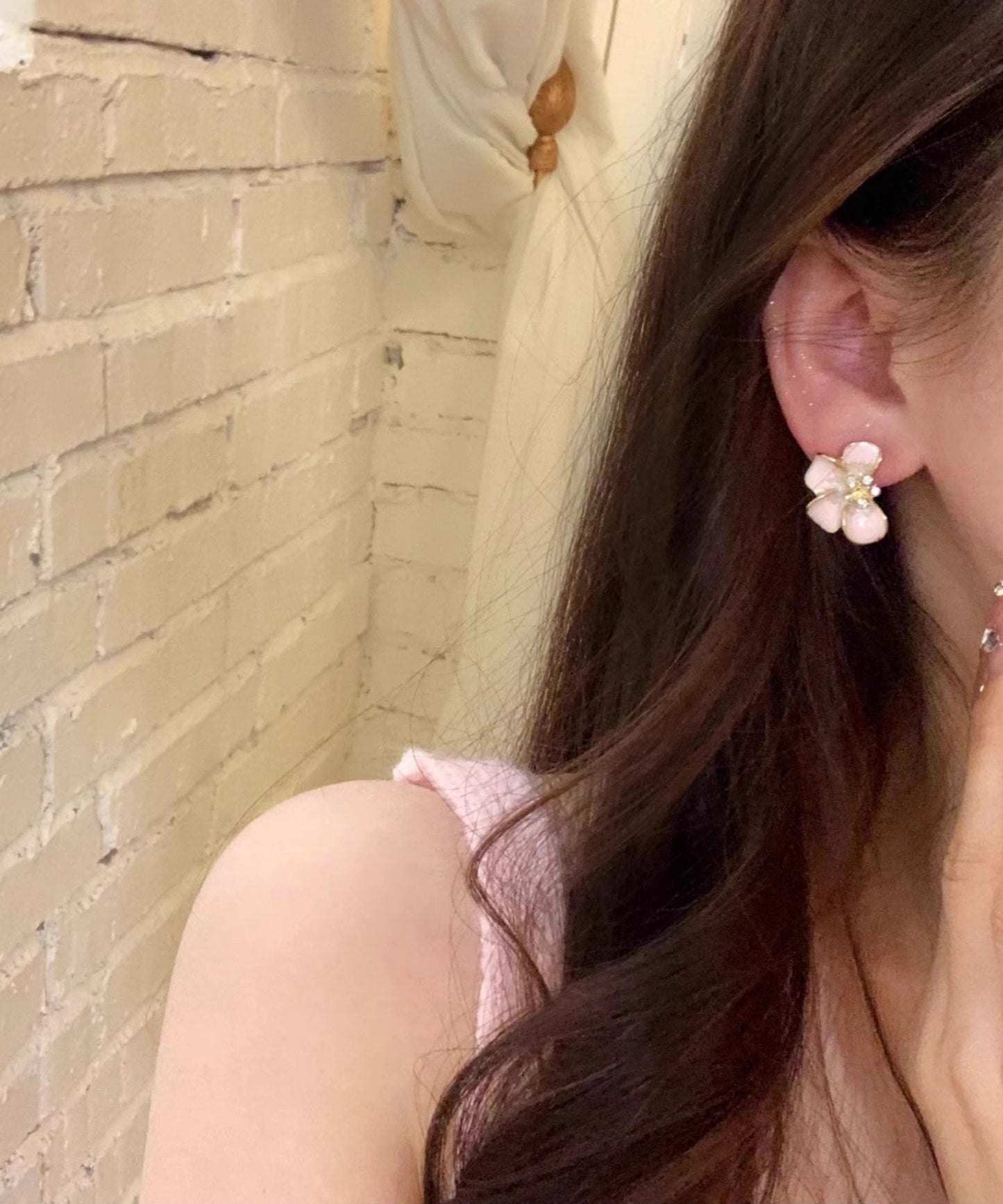 Lindos aretes de botón de aleación floral esmaltada en color rosa