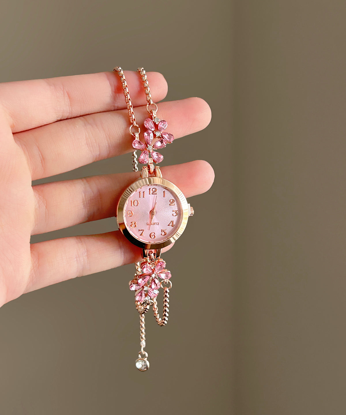 Bonitos relojes con borlas y cadena de circonitas florales de aleación rosa